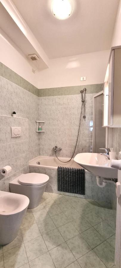 Guesthouse Tree Rooms Industrial Bergamo Bagian luar foto