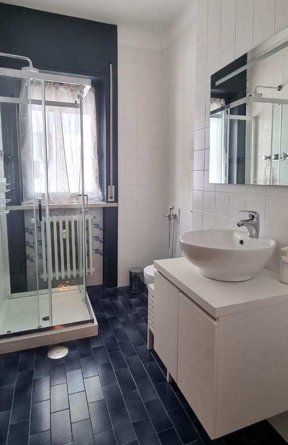 Guesthouse Tree Rooms Industrial Bergamo Bagian luar foto