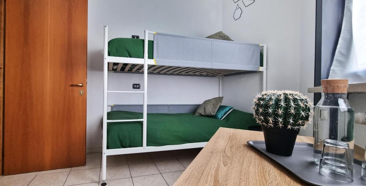 Guesthouse Tree Rooms Industrial Bergamo Bagian luar foto