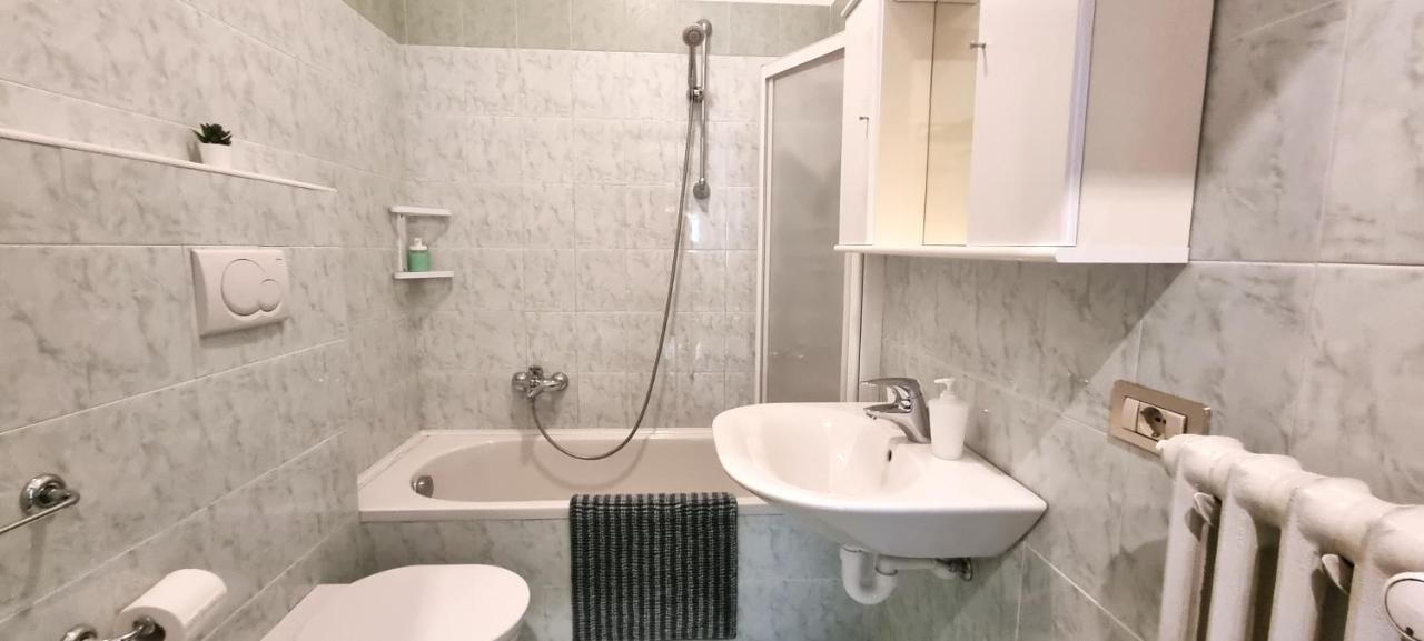 Guesthouse Tree Rooms Industrial Bergamo Bagian luar foto