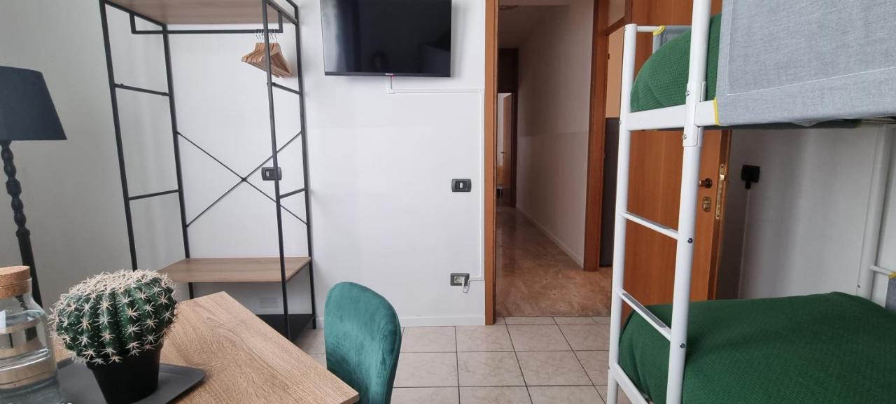 Guesthouse Tree Rooms Industrial Bergamo Bagian luar foto